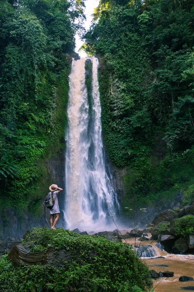 Kvinna nära vattenfall git git på Bali, Indonesien  — Stockfoto