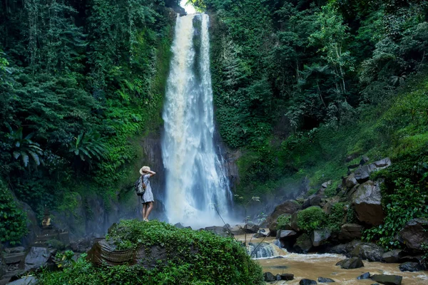 Donna vicino a waterfal git git a Bali, Indonesia  — Foto Stock