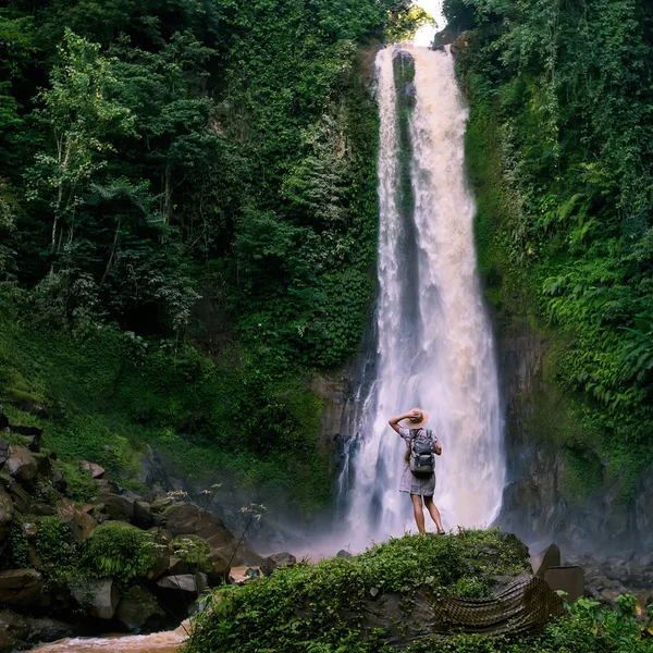 Kobieta w pobliżu waterfal git git on Bali, Indonezja  — Zdjęcie stockowe