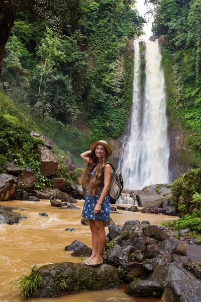 Donna vicino a waterfal git git a Bali, Indonesia  — Foto Stock