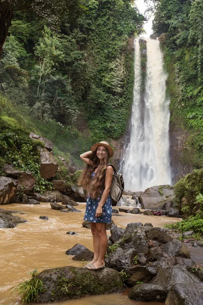 Donna vicino a waterfal git git a Bali, Indonesia  — Foto Stock