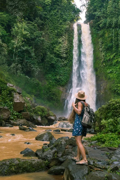 Kvinna nära vattenfall git git på Bali, Indonesien  — Stockfoto