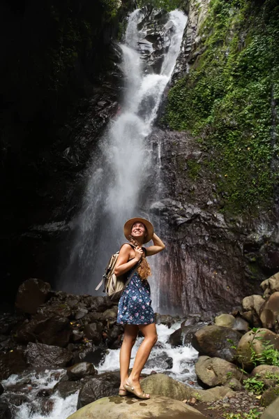 Donna vicino a waterfal a Bali, Indonesia  — Foto Stock