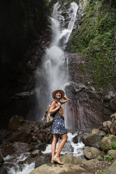 Donna vicino a waterfal a Bali, Indonesia  — Foto Stock