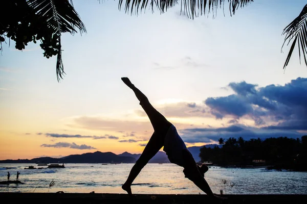 Mujer caucásica practicando yoga en la orilla del mar — Foto de Stock