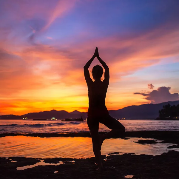 Donna caucasica che pratica yoga in riva al mare — Foto Stock