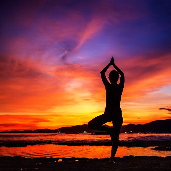 Donna caucasica che pratica yoga in riva al mare — Foto Stock