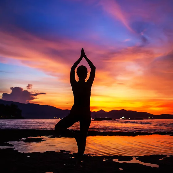 Kafkas kadın pratik yoga, deniz kıyısı