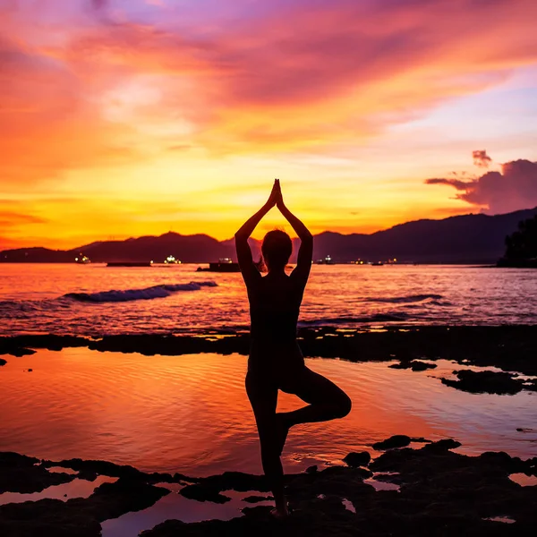 Kafkas kadın pratik yoga, deniz kıyısı