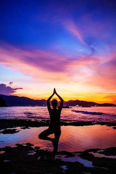 Kafkas kadın pratik yoga, deniz kıyısı