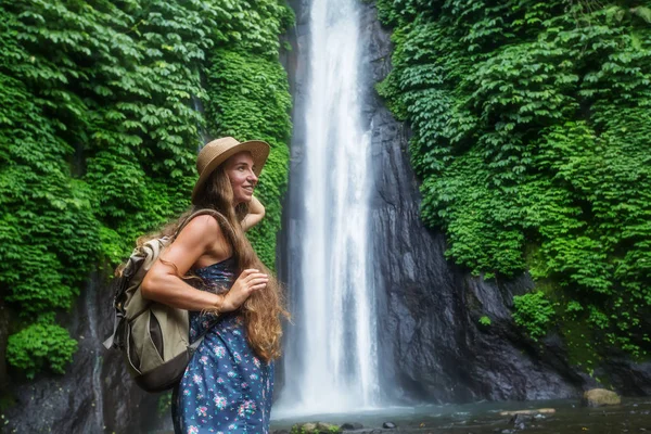 Kvinna nära Munduk waterfal på Bali, Indonesien — Stockfoto