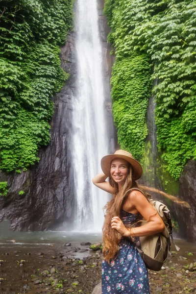 Donna vicino alla cascata Munduk a Bali, Indonesia — Foto Stock