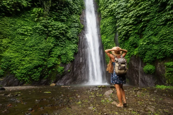 Kvinna nära Munduk waterfal på Bali, Indonesien — Stockfoto