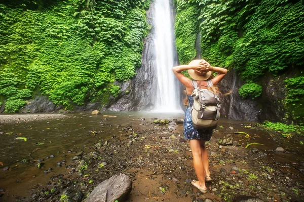 Donna vicino alla cascata Munduk a Bali, Indonesia — Foto Stock