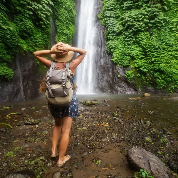 Kvinna nära Munduk waterfal på Bali, Indonesien — Stockfoto