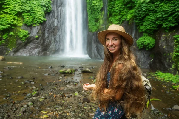 Bali Munduk waterfal yakınlarındaki kadın, Endonezya