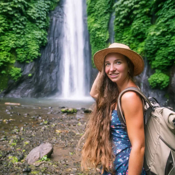 Donna vicino alla cascata Munduk a Bali, Indonesia — Foto Stock