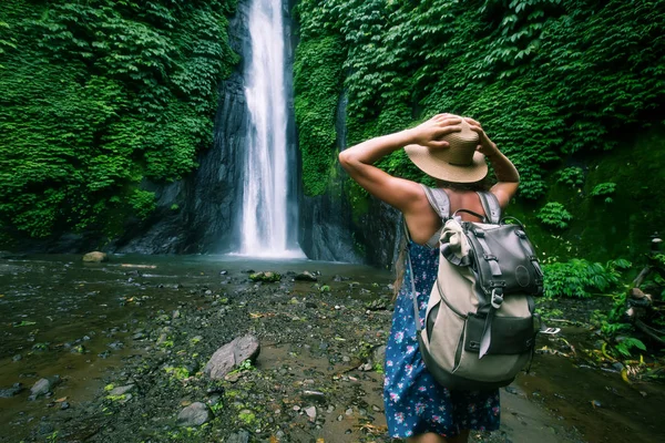 Kvinna nära Munduk waterfal på Bali, Indonesien — Stockfoto