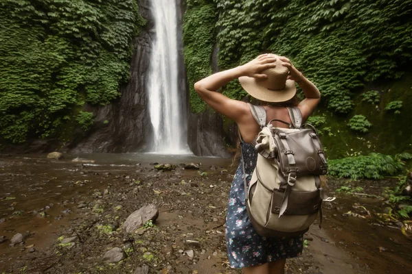 Donna vicino alla cascata Munduk a Bali, Indonesia — Foto Stock