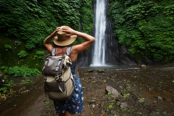Vrouw in de buurt van Munduk waterfal op Bali, Indonesië — Stockfoto