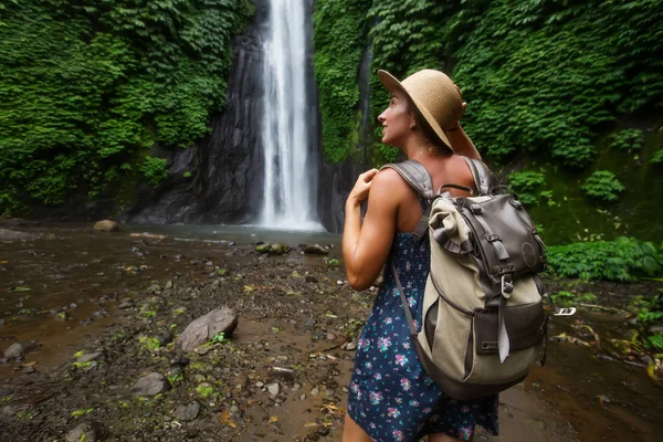 Kvinna nära Munduk waterfal på Bali, Indonesien — Stockfoto