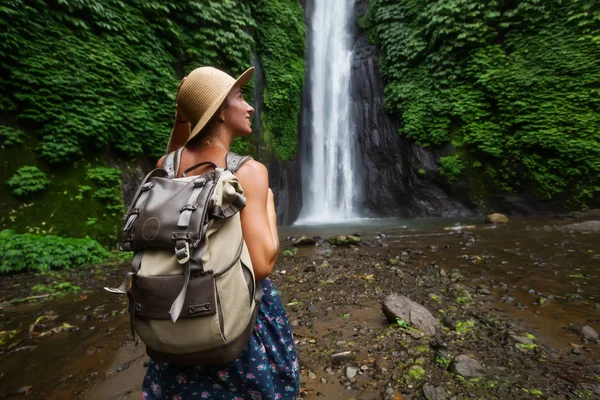 Kvinna nära Munduk waterfal på Bali, Indonesien — Stockfoto