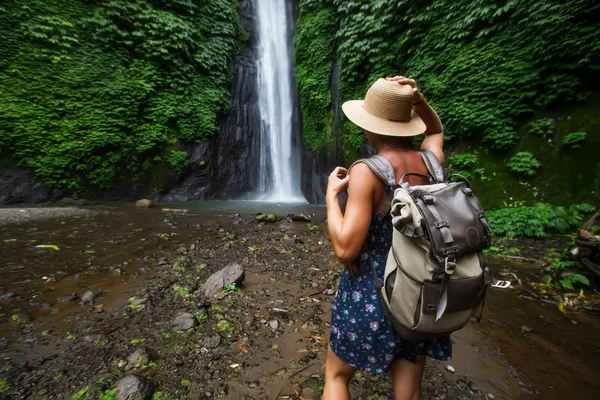 Mujer cerca de Munduk waterfal en Bali, Indonesia — Foto de Stock