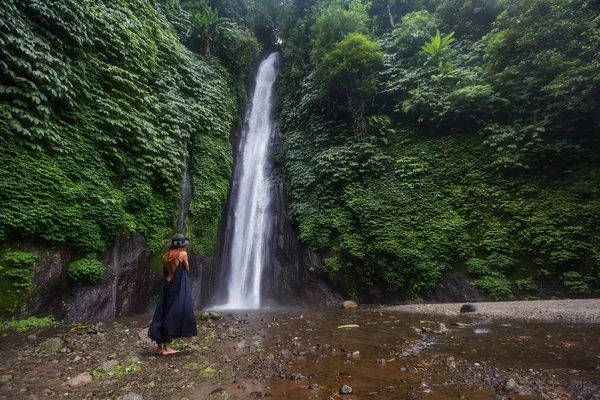 Donna vicino a waterfal a Bali, Indonesia  — Foto Stock