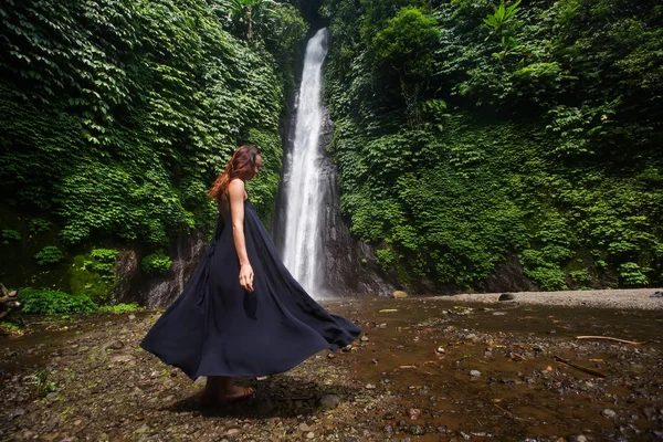Kvinna nära vattenfall på Bali, Indonesien  — Stockfoto
