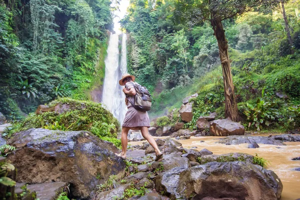 Kvinna nära vattenfall git git på Bali, Indonesien  — Stockfoto