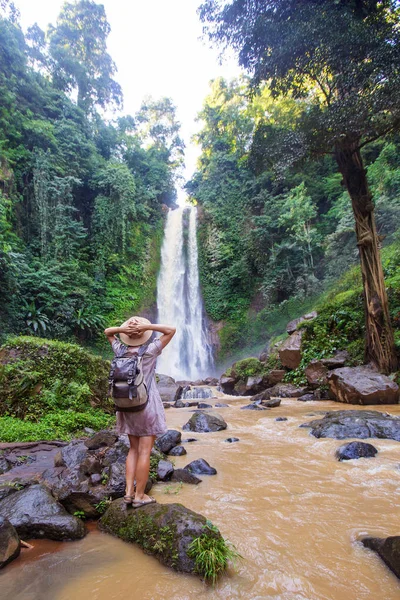 Nő közelében vízesés git git Bali, Indonézia  — Stock Fotó