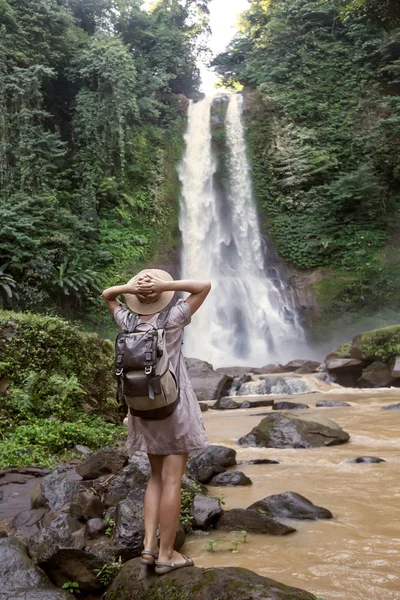 Kvinna nära vattenfall git git på Bali, Indonesien  — Stockfoto