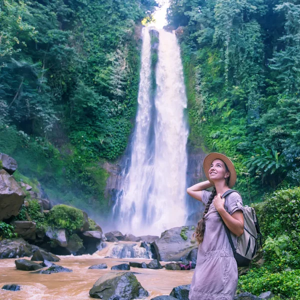 Donna vicino a waterfal git git a Bali, Indonesia  — Foto Stock