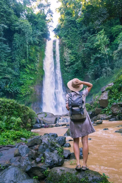 Kvinna nära vattenfall git git på Bali, Indonesien  — Stockfoto