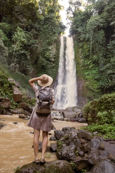  Su fal yakın kadın Bali, Endonezya üzerinde git git 