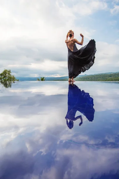 Wanita cantik di tepi kolam renang — Stok Foto