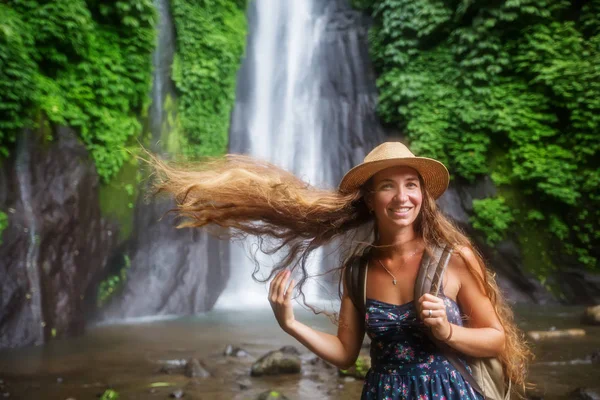 Kvinna nära Munduk waterfal på Bali, Indonesien — Stockfoto