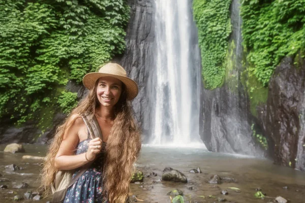 Bali Munduk waterfal yakınlarındaki kadın, Endonezya