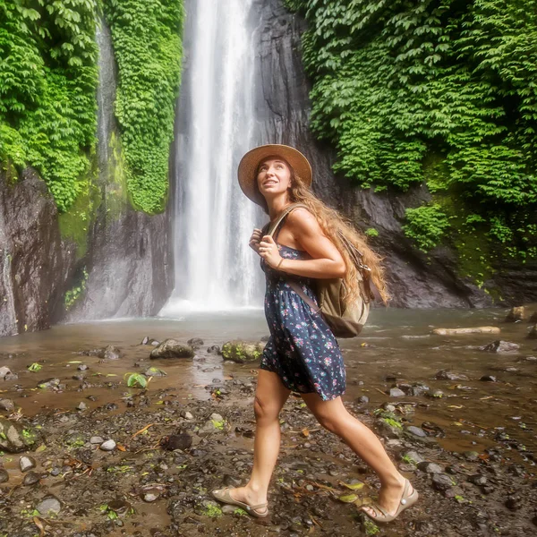 Kvinna nära Munduk waterfal på Bali, Indonesien — Stockfoto