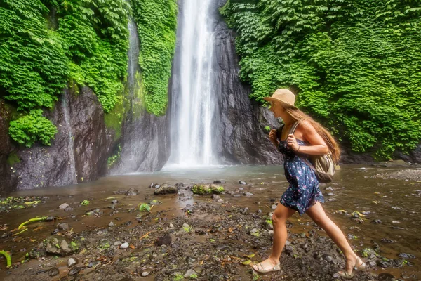 Donna vicino alla cascata Munduk a Bali, Indonesia — Foto Stock
