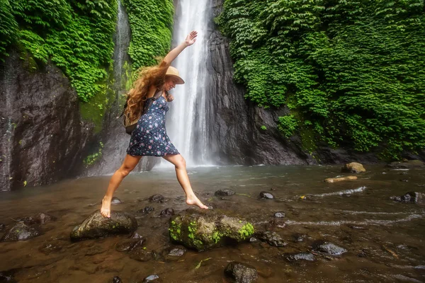 Kvinna nära Munduk waterfal på Bali, Indonesien — Stockfoto