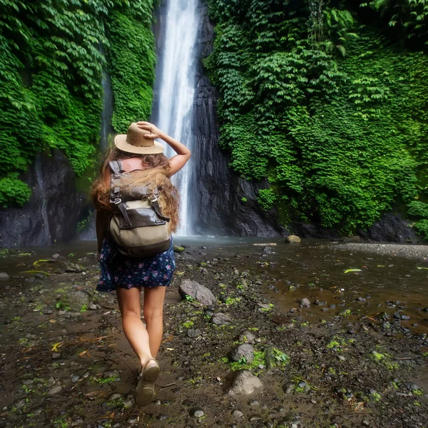 Donna vicino alla cascata Munduk a Bali, Indonesia — Foto Stock