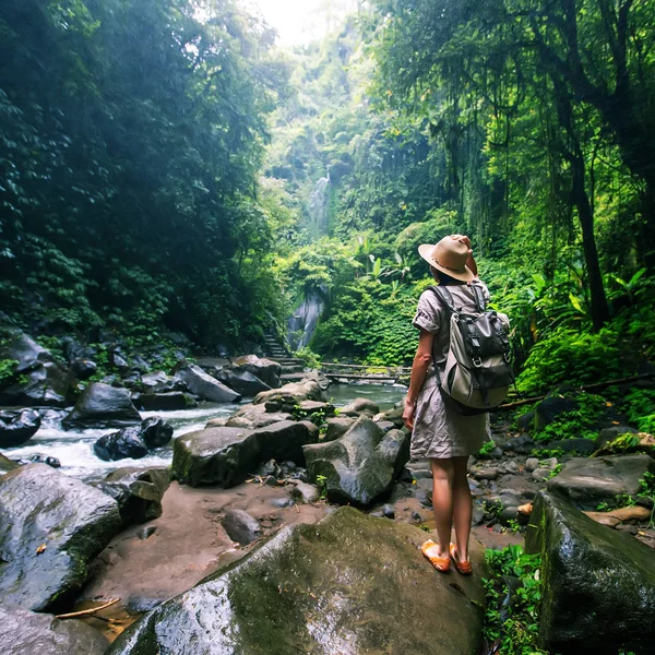 インドネシアのバリのNung Nung滝の近くの女性 — ストック写真