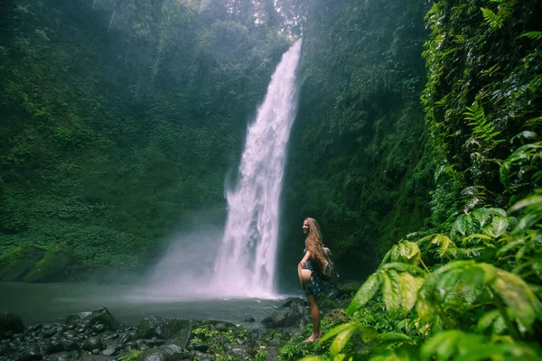 Woman near Nung Nung waterfal on Bali, Indonesia — Stockfoto