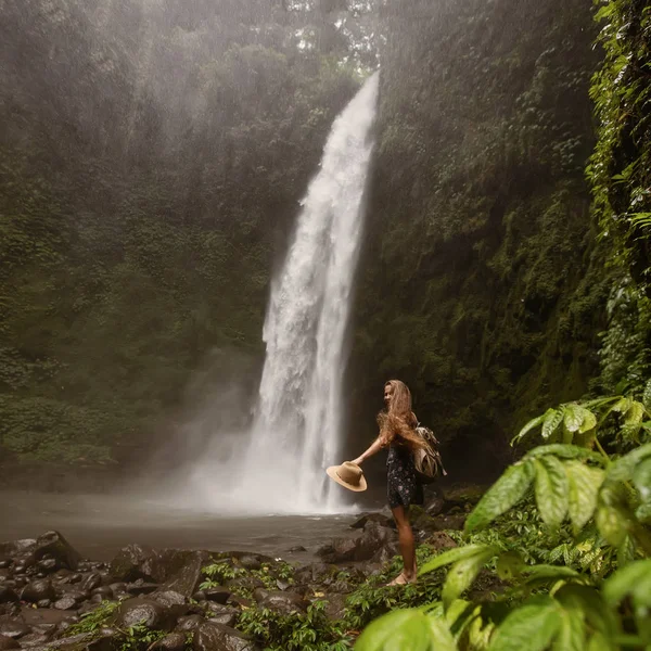 Woman near Nung Nung waterfal on Bali, Indonesia — Stockfoto