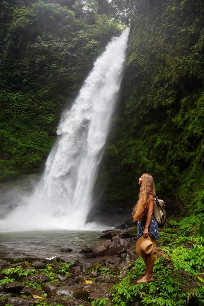 Woman near Nung Nung waterfal on Bali, Indonesia — Stockfoto