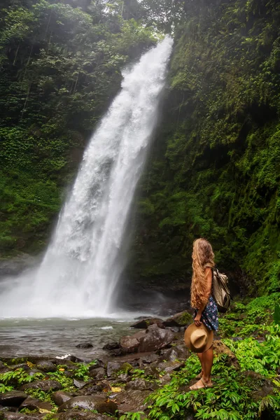 Woman near Nung Nung waterfal on Bali, Indonesia — Stockfoto