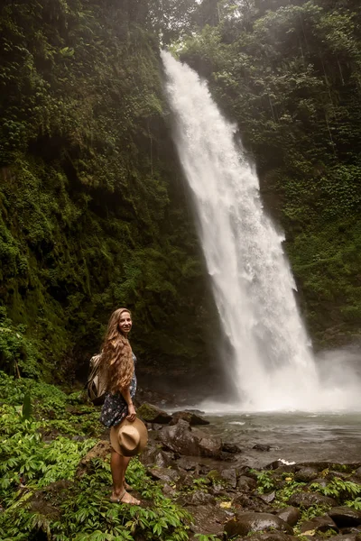 Donna vicino al Nung Nung Waterfal a Bali, Indonesia — Foto Stock