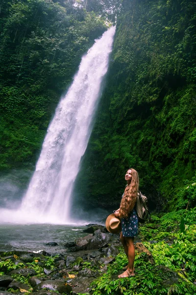 Woman near Nung Nung waterfal on Bali, Indonesia — Stockfoto