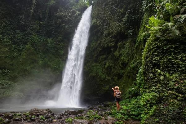 Woman near Nung Nung waterfal on Bali, Indonesia — Stockfoto